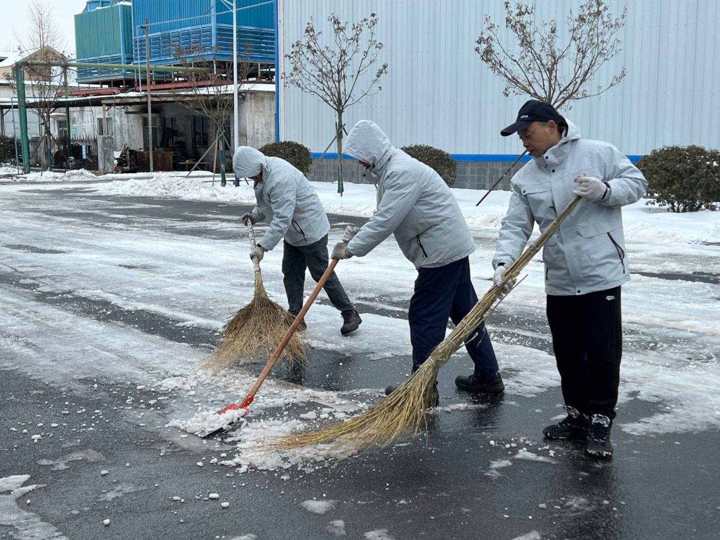 集團員工齊心行 除冰掃雪暖人心